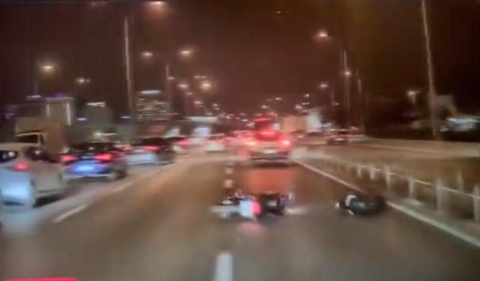 Otomobilin çarptığı motosikletli savruldu