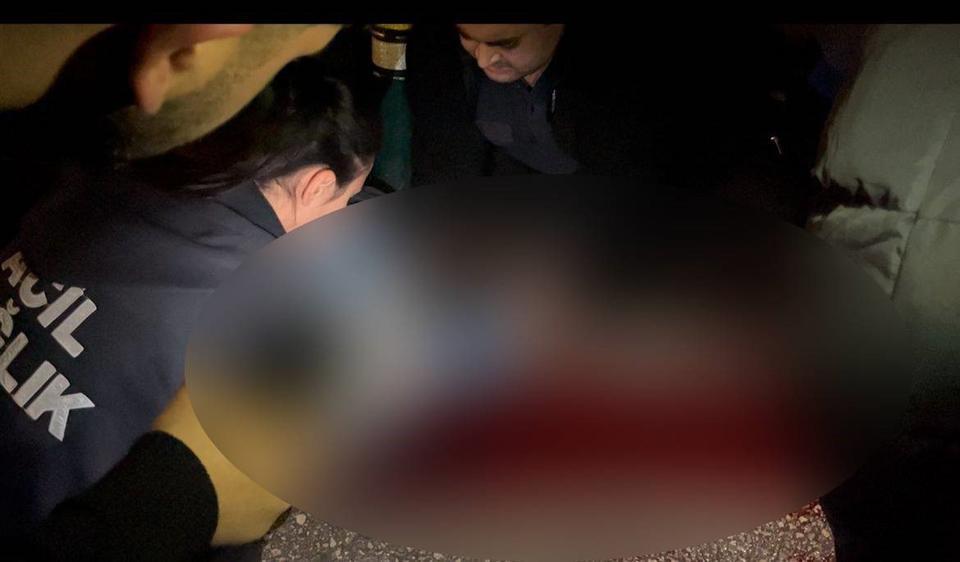 Korkunç kazada motosiklet sürücüsünün kaskı parçalandı