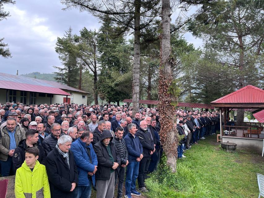 7 saat arayla vefat eden çift yan yana defnedildi