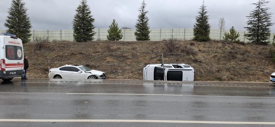 Otomobille hafif ticari araç çarpıştı: 6 yaralı