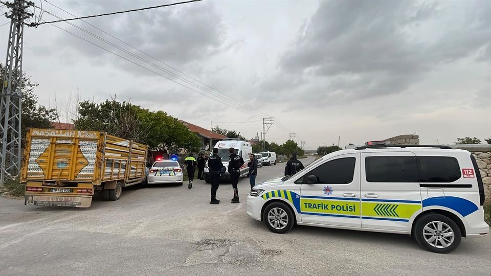 Kamyonetle polis aracı çarpıştı: 2 polis yaralı