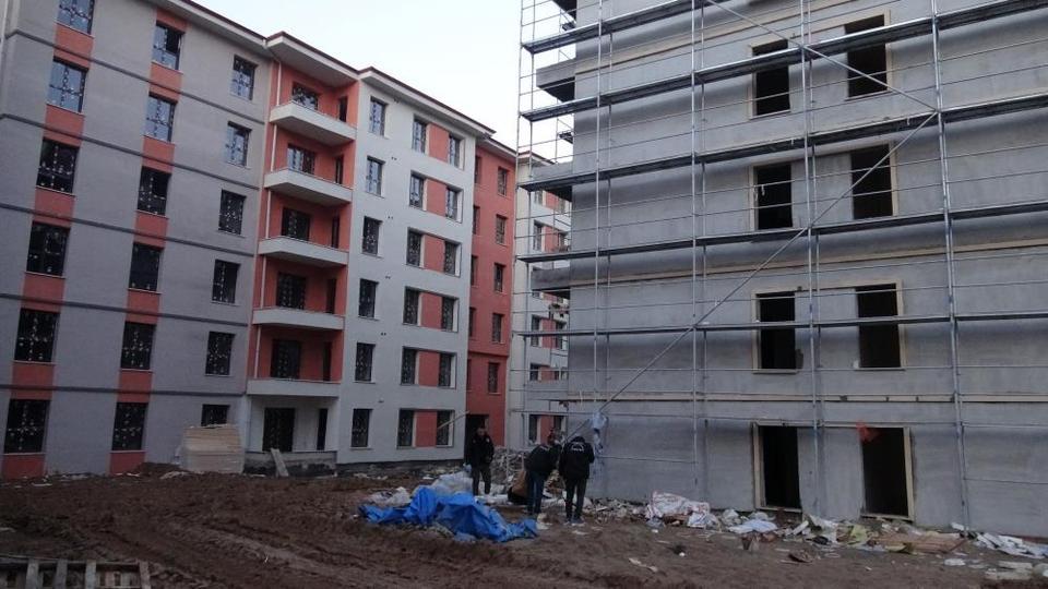 İnşaatın çatısından düşen işçi ağır yaralandı