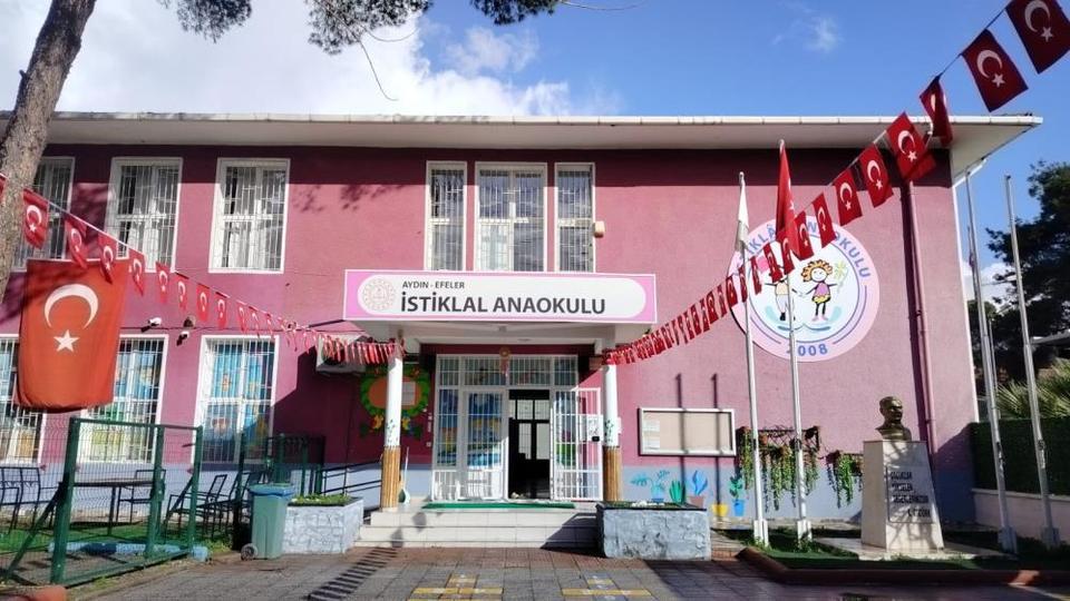 Efeler’de tüm okullar ay yıldızla donatıldı: İlk ders “Bayrak Sevgisi”