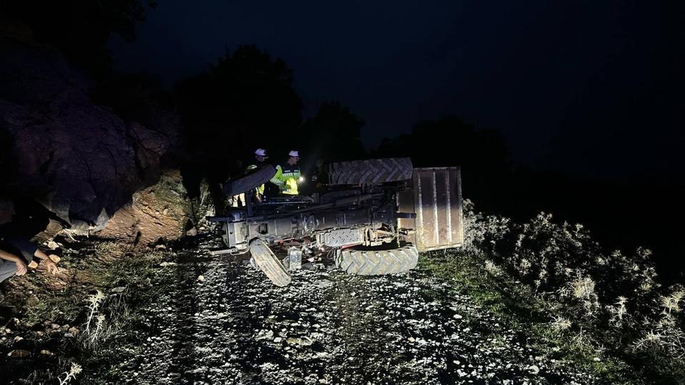 Devrilen traktörün altında kalan sürücü hayatını kaybetti