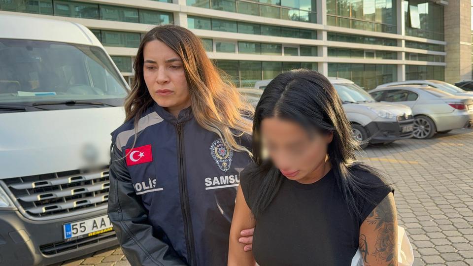 SAMSUN'DA GASP ETTİKLERİ TELEFONLA DUDAK DOLGUSU YAPTIRAN 2 KADIN YAKALANDI