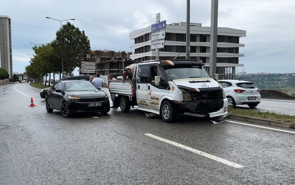 Kamyonet ile otomobil çarpıştı: 3 yaralı