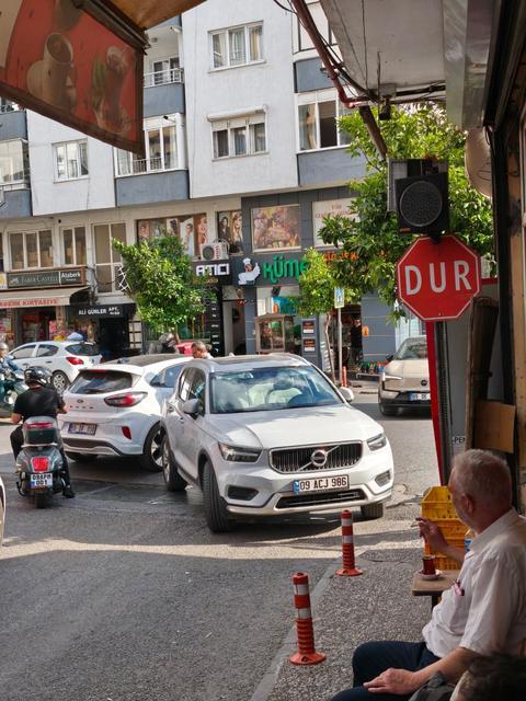 AYDIN'DA DUYARSIZ ARAÇ PARKI TRAFİĞİ KİLİTLEDİ