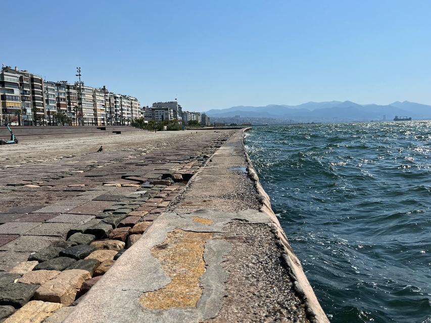 İZMİR'DE SICAK HAVA BUNALTTI, VATANDAŞLAR AĞAÇ GÖLGELERİNE KAÇTI