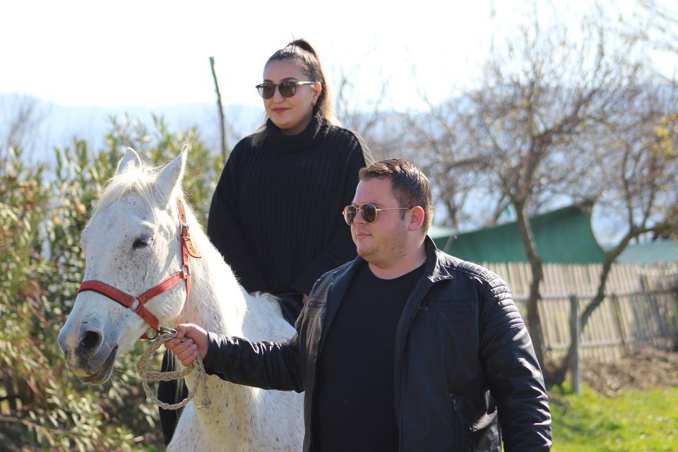Aydın’ın Efeler ilçesinde hizmet veren ‘Atlı Bahçem Serpme Kahvaltı ve Kır Bahçesi’ muhteşem doğasıyla misafirlerini ağırlıyor.
