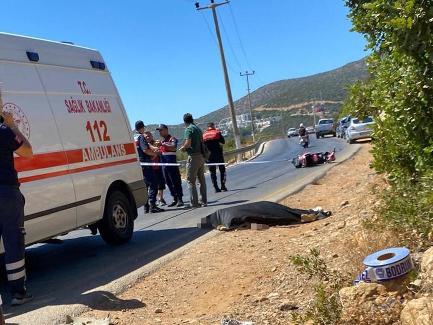 Hafif ticari araçla motosiklet kafa kafaya çarpıştı: 1 ölü