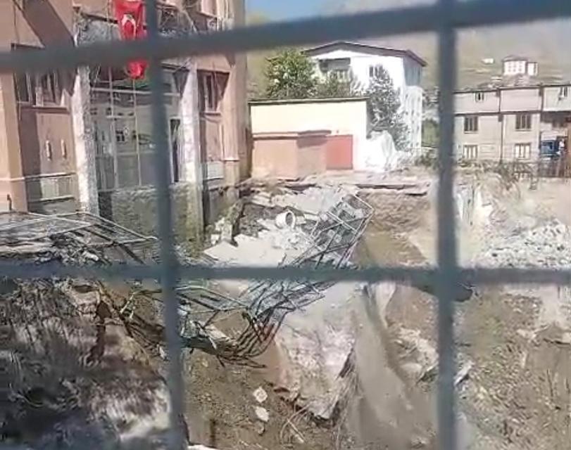 Adliye binasının girişinde çökme