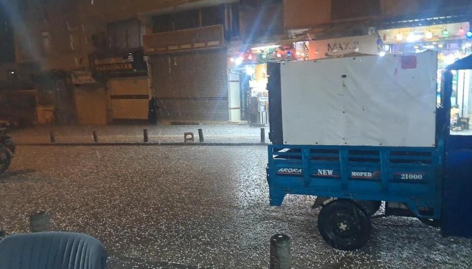 Kilis'te aniden bastıran dolu yolları beyaza bürüdü