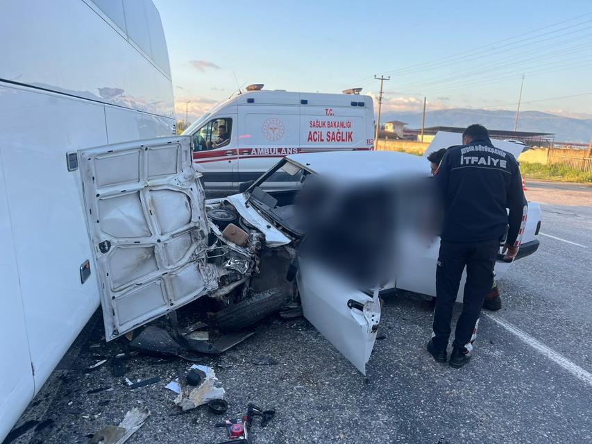 NAZİLLİ'DE YOLCU OTOBÜSÜ İLE ÇARPIŞAN OTOMOBİL SÜRÜCÜSÜ HAYATINI KAYBETTİ