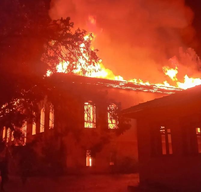 DENİZLİ'DE CUMHURİYET'İN İLK YILLARINDAN KALMA İLKOKUL KÜL OLDU