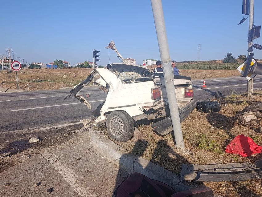 İkiye bölünen otomobilden sağ çıktı
