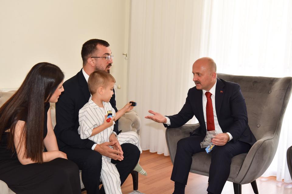 Vali Varol, gazi Çakır ve ailesini ziyaret etti
