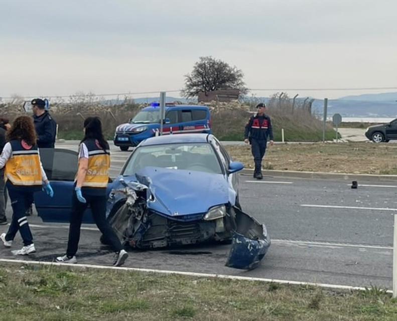 ÇANAKKALE'DE İKİ ARAÇ ÇARPIŞTI: 7 YARALI