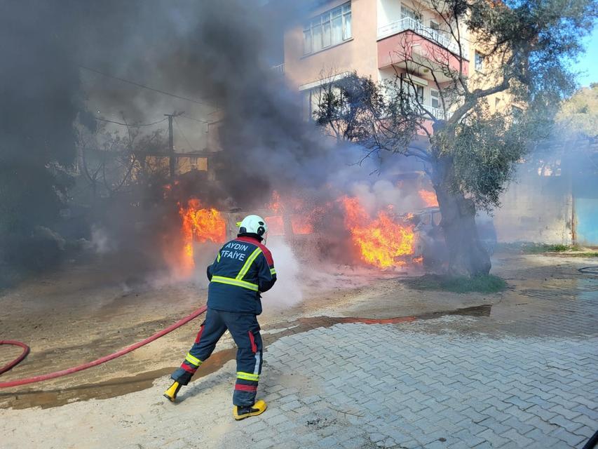 NAZİLLİ'DE FECİ YANGIN: İKİ OTOMOBİL SANİYELER İÇERİSİNDE KÜL OLDU