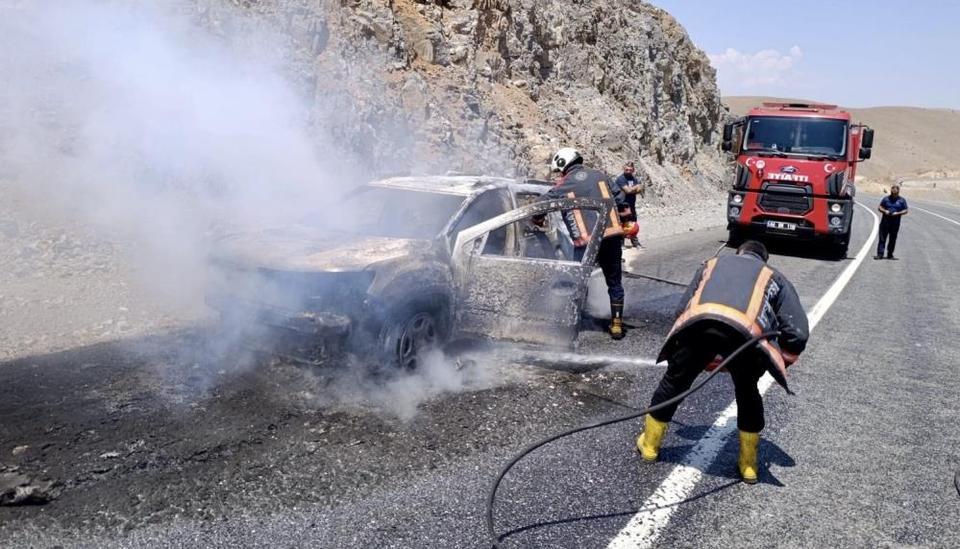 Araç yangını paniğe neden oldu