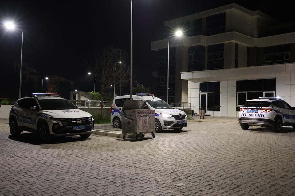 İZMİR'DE KIZ MESELESİNDEN ÖLDÜRÜLEN 3 GENÇ, ARAÇ İÇERİSİNDE BAŞLARINDAN VURULMUŞ