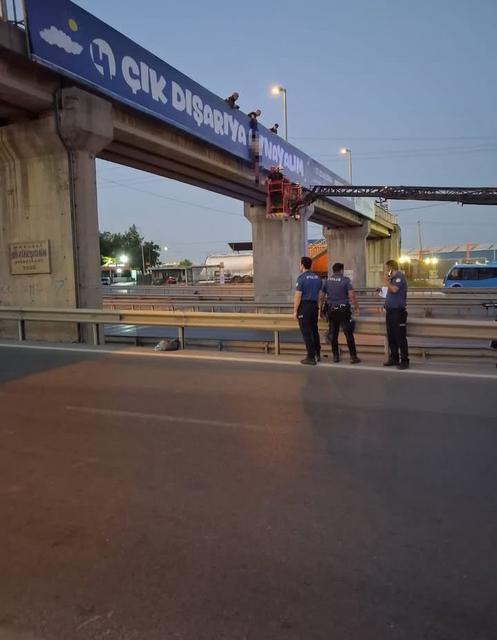 Cansız bedeni üst geçitte yarı çıplak halde bulundu