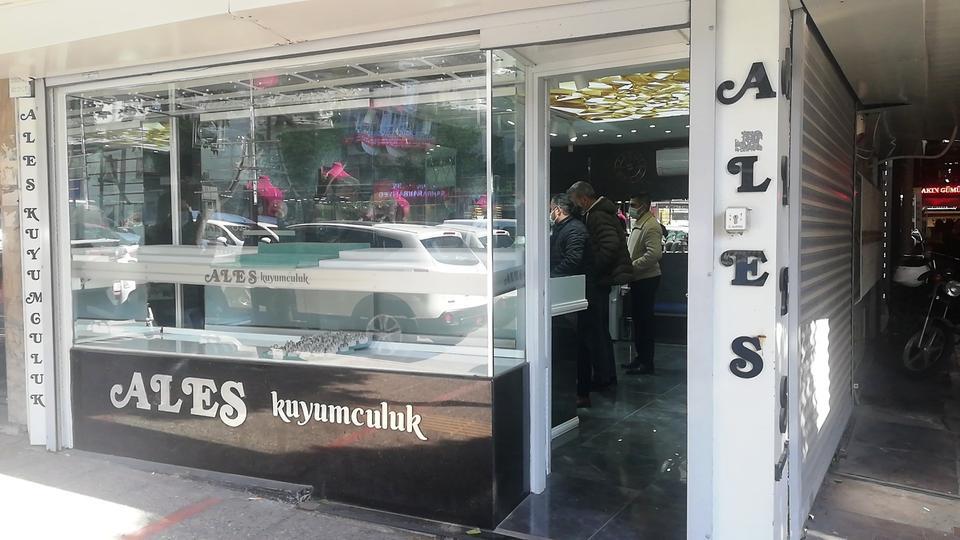 Aydın'da milyonluk vurgun yaptığı iddia edilen kuyumcunun davası 5'inci kez ertelendi