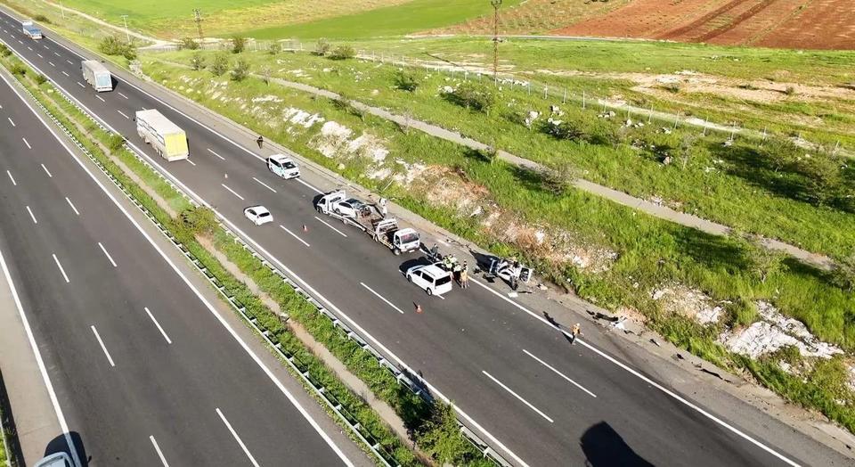 ŞANLIURFA'DA HAFİF TİCARİ ARAÇ OTOMOBİLLE ÇARPIŞTI: 3 ÖLÜ, 5 YARALI
