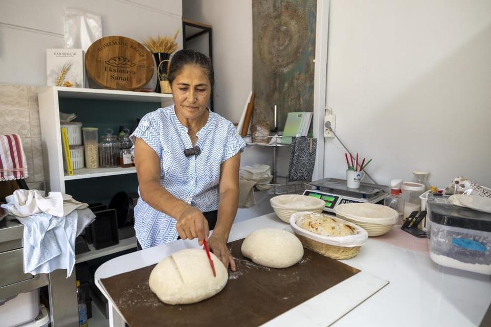Mutfağında başladığı ekşi maya ekmek yolculuğunu atölyeye taşıdı