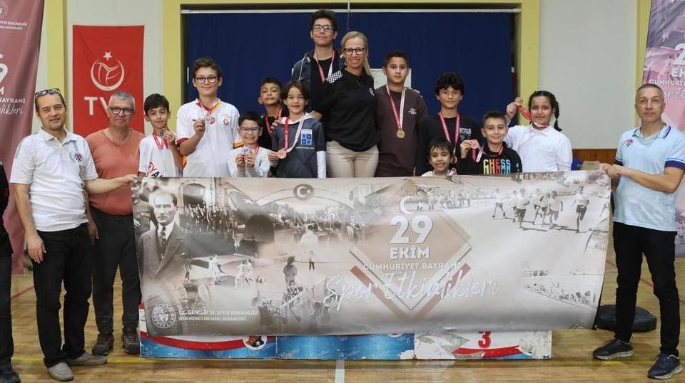 Aydın'da minikler satrançta hünerlerini sergiledi