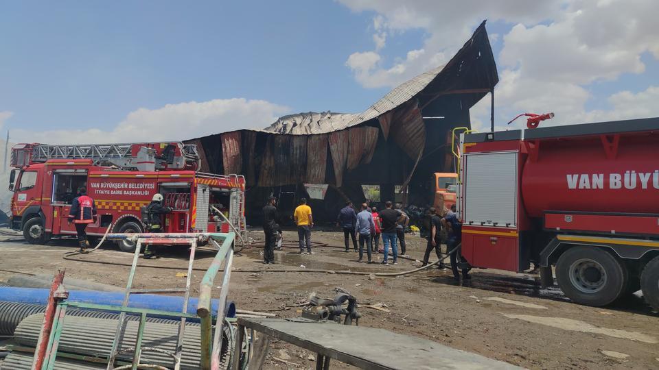 VAN'DA GERİ DÖNÜŞÜM TESİSİNDE ÇIKAN YANGINA İTFAİYE EKİPLERİ VE TOMA'DAN MÜDAHALE