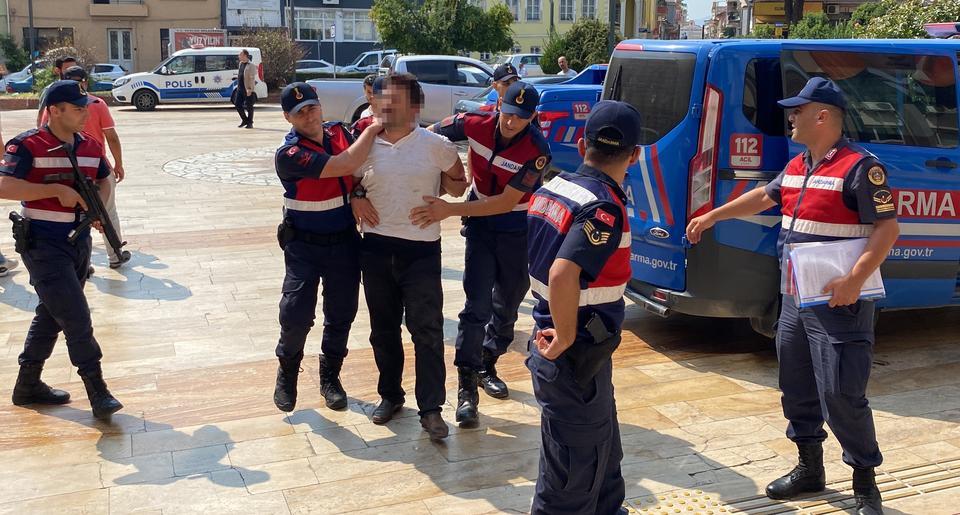 CANİ KOCA, ADLİYE GİRİŞİNDE GAZETECİLERE TEPKİ GÖSTERDİ KARISININ BOĞAZINI KESEREK ÖLDÜREN EŞ ADLİYEYE SEVK EDİLDİ