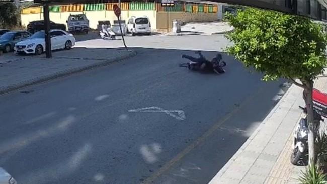 4 kişinin olduğu motosiklete araç çarptı