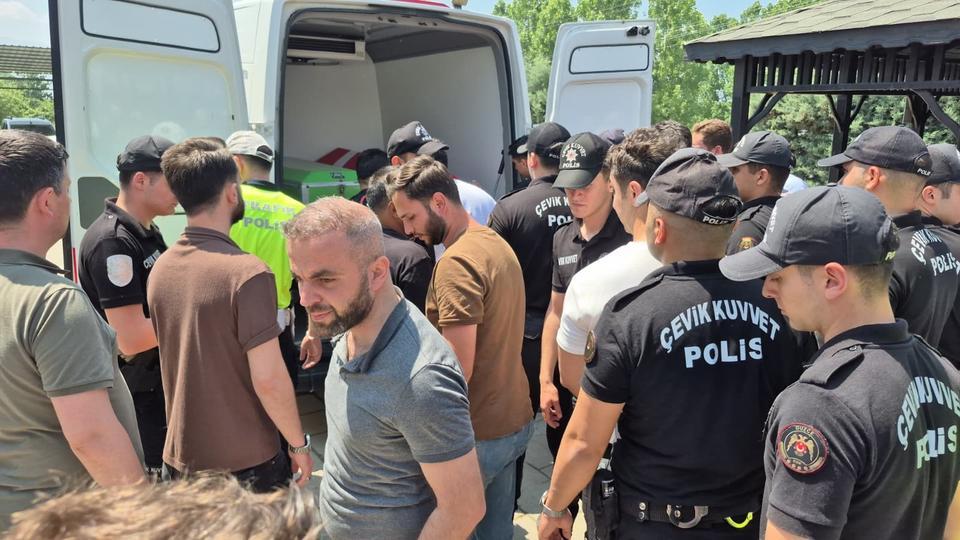 GENÇ POLİS MEMURU EVİNDE HAYATINI KAYBETTİ SON YOLCULUĞUNA MESAİ ARKADAŞLARI UĞURLADI