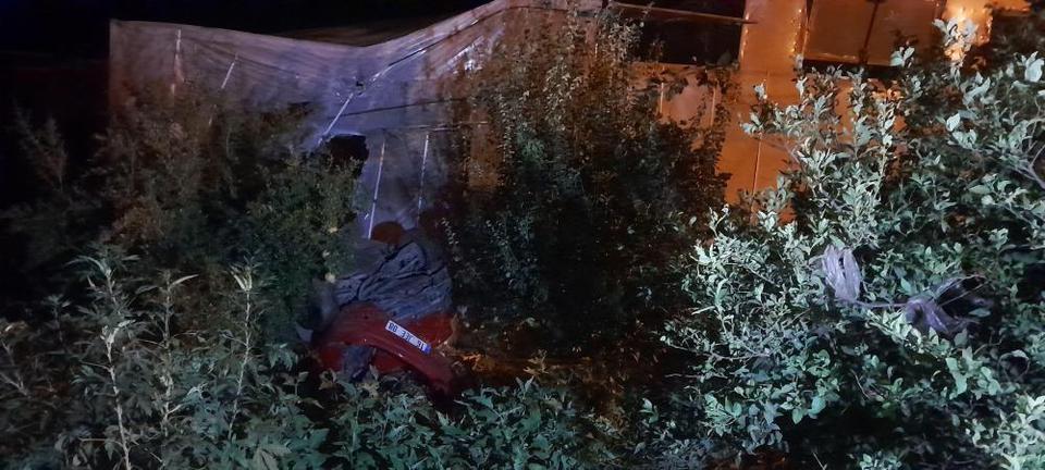 Yoldan çıkan otomobil seraya çarptı: 5 yaralı