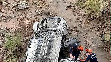 Araç ters döndü, 1'i bebek 3 kişi yaralandı