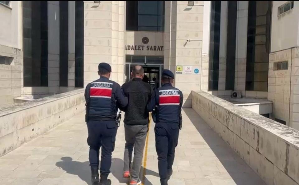 BALIKESİR'DE UYUŞTURUCU SATARKEN SUÇÜSTÜ YAKALANAN ŞAHIS TUTUKLANDI