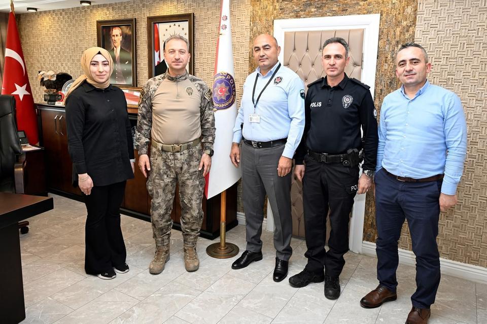 Banka güvenlik görevlisi, yaşlı kadını dolandırılmaktan kurtardı