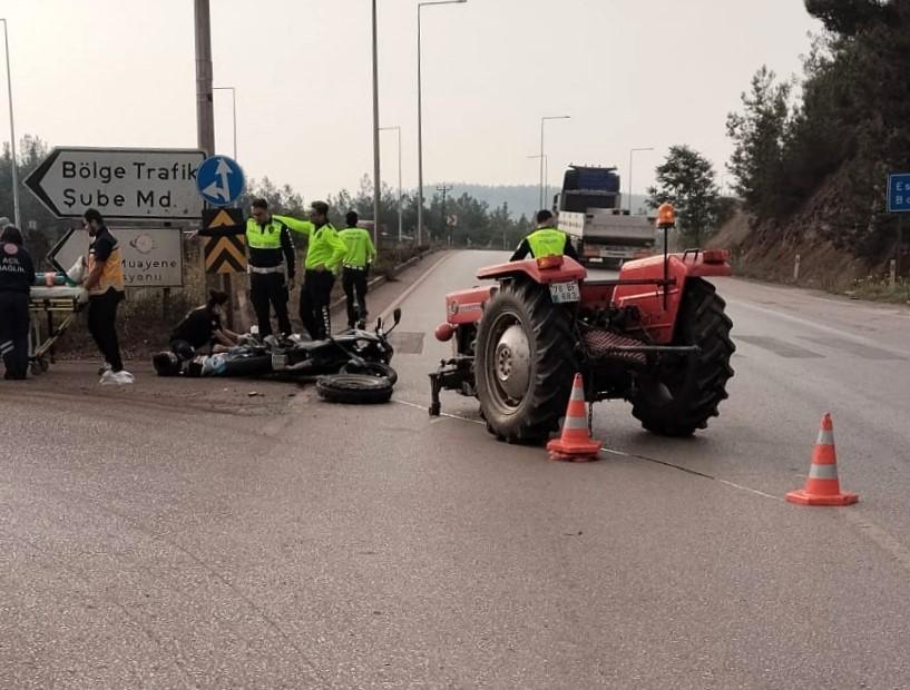 Motosiklet ile traktör çarpıştı: 2 yaralı