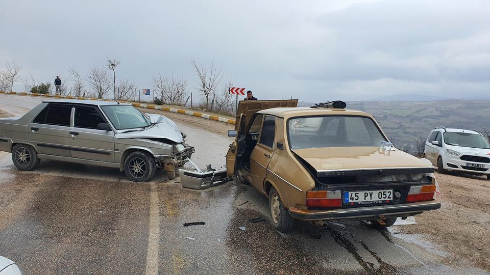 DEMİRCİ'DE İKİ OTOMOBİL ÇARPIŞTI: 3 KİŞİ YARALANDI