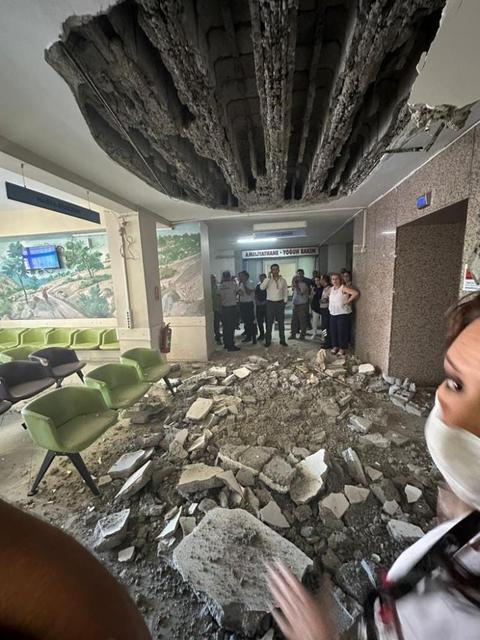 Hastanenin tavanı çöktü: 2 kişi yaralandı