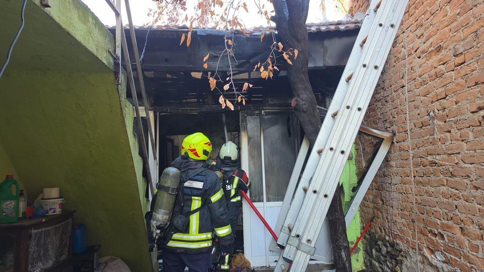 ELEKTRİKLİ BATTANİYE EVİ KÜLE ÇEVİRDİ, YAŞLI ADAM SON ANDA KURTULDU