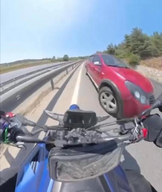 Motosiklet sürücüsü ölümle burun buruna geldi