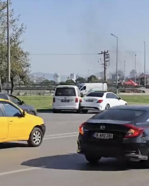 Anayolda geri geri ilerledi, kazaya karıştı