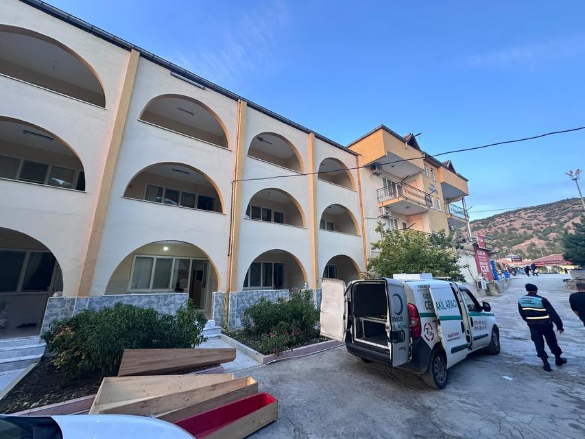 YAŞLI ÇİFT ŞİFA BULMAK İÇİN GİRDİKLERİ PANSİYON ODASINDA 2 GÜN SONRA ÖLÜ BULUNDU