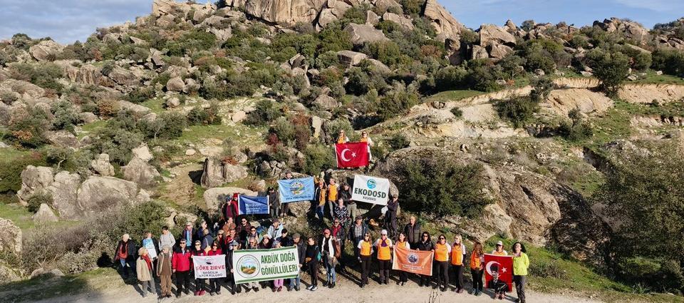 Çevre Gönüllüleri Beşparmak Dağına Çıkartma Yaptı