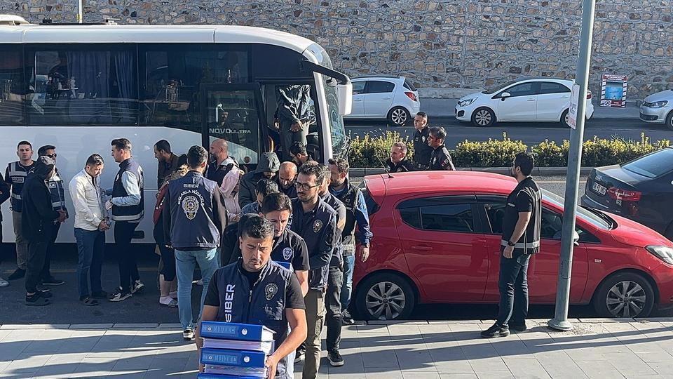 LİDERLİĞİNİ BERBERİN YAPTIĞI SUÇ ÖRGÜTÜNE YÖNELİK OPERASYONDA 54 ŞAHIS TUTUKLANDI