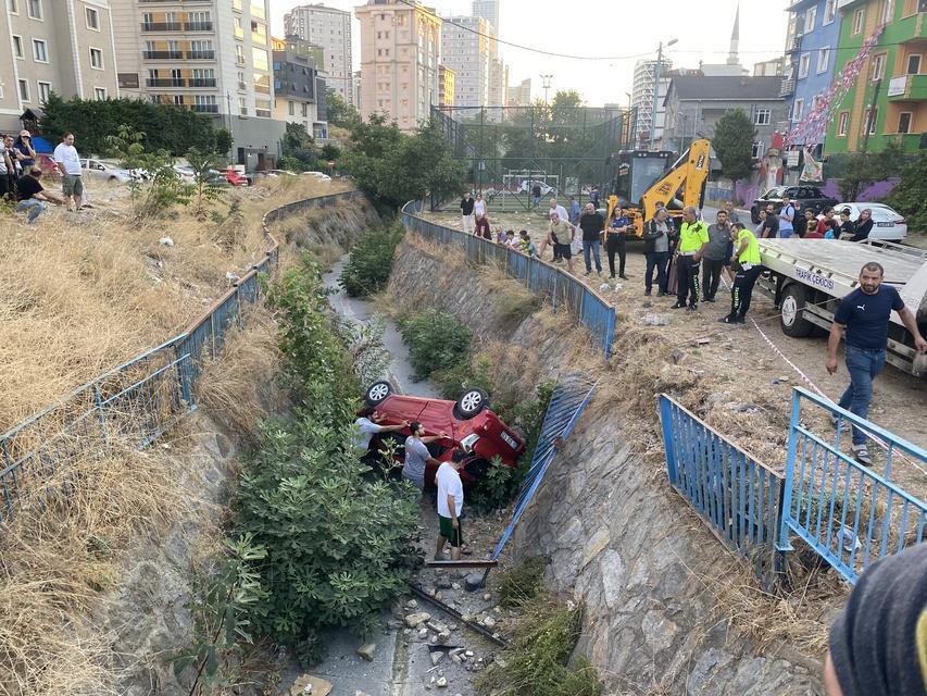 Otomobiller çarpıştı, araçlardan biri dereye düştü