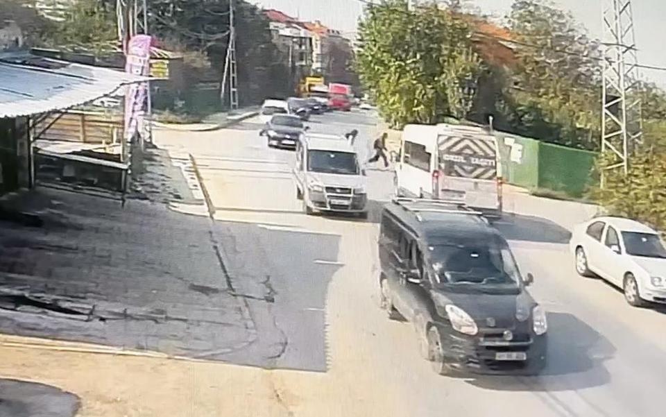 Servis minibüsünün çarptığı çocuk yaralandı