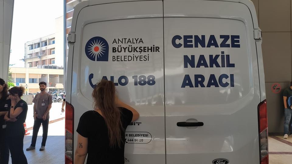 EVİNDE ÖLÜ OLARAK BULUNAN 7 AYLIK HAMİLE HEMŞİRE İÇİN GÖZYAŞLARI SEL OLDU GÖREV YAPTIĞI HASTANEDE DÜZENLENEN TÖRENLE SON YOLCULUĞUNA UĞURLANDI