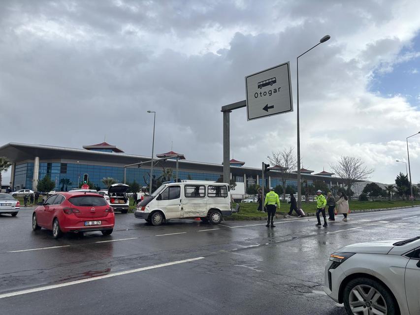 Aydın'da minibüs ile panelvan çarpıştı